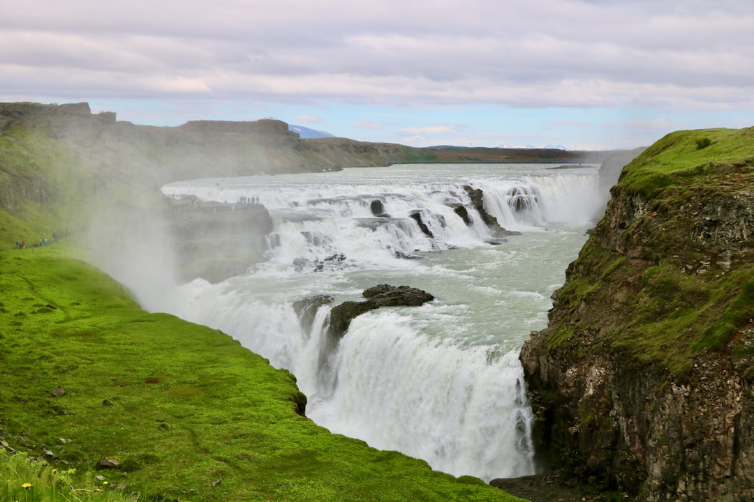 アイスランド・グルフォスの息を呑むトラムント - Gullfoss Parking | Secret World Trip Planner