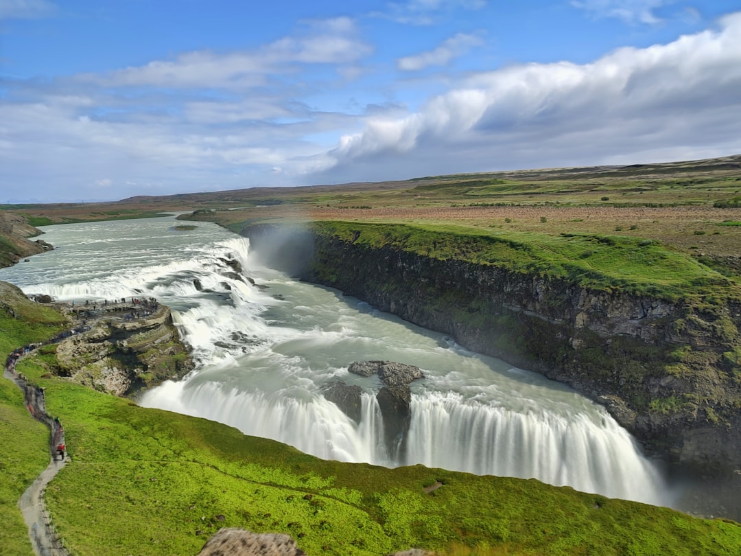 アイスランド・グルフォスの息を呑むトラムント - Gullfoss Parking | Secret World Trip Planner