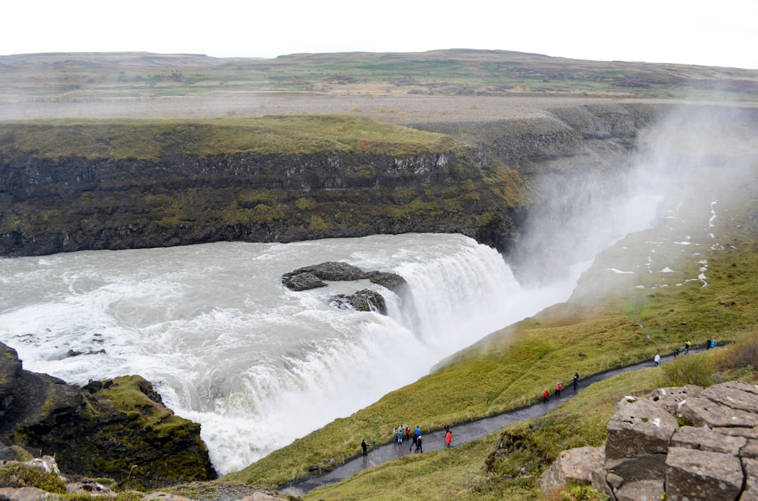 アイスランド・グルフォスの息を呑むトラムント - Gullfoss Parking | Secret World Trip Planner