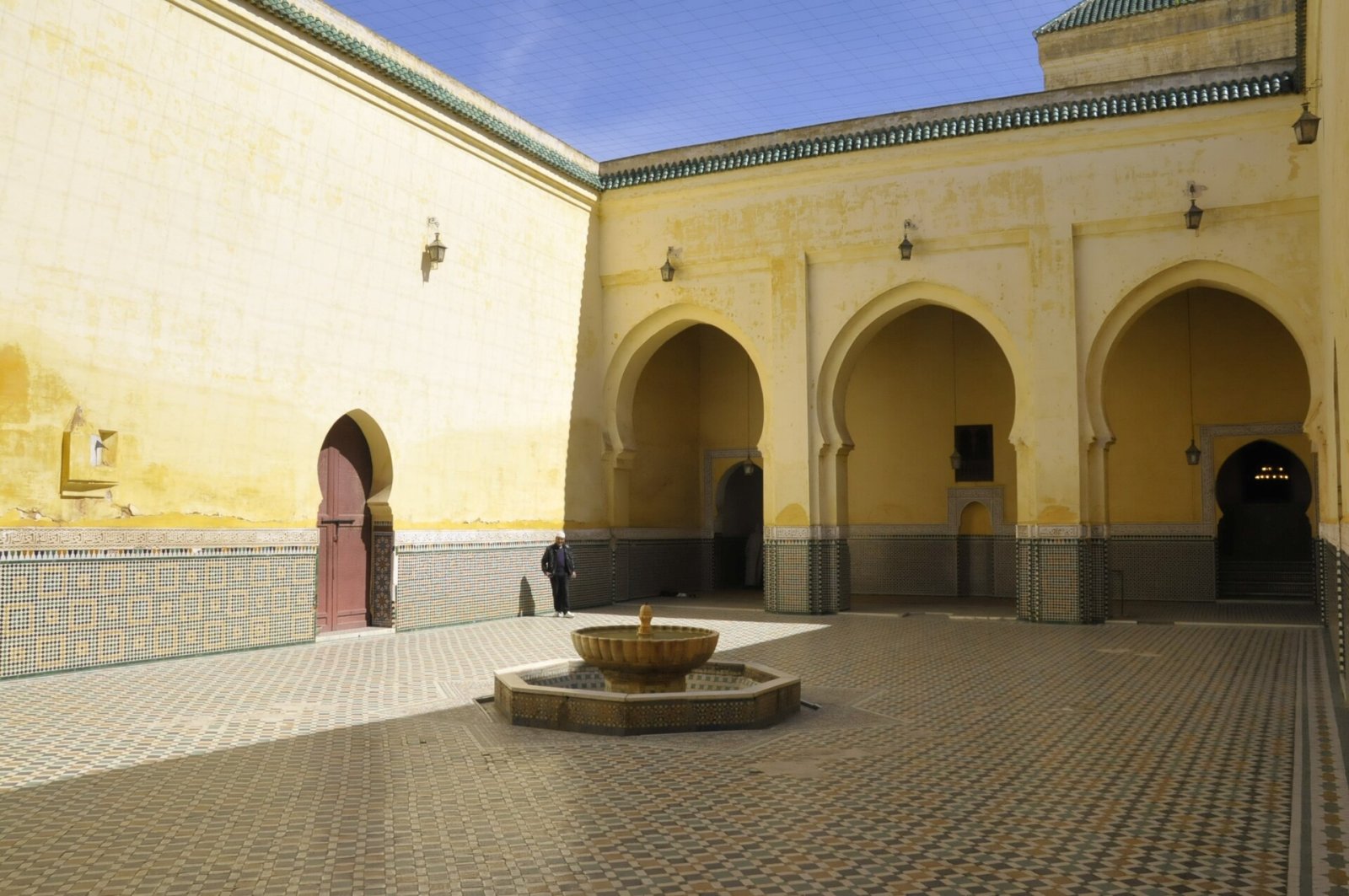 探索摩洛哥梅克内斯的穆莱伊斯梅尔陵墓 - Tombeau de Moulay Ismail | Secret World Trip Planner