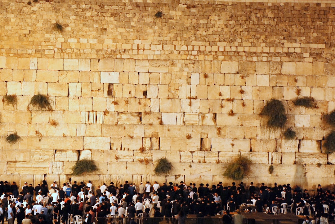 西壁:エルサレムの聖性と歴史 - The Western Wall | Secret World Trip Planner