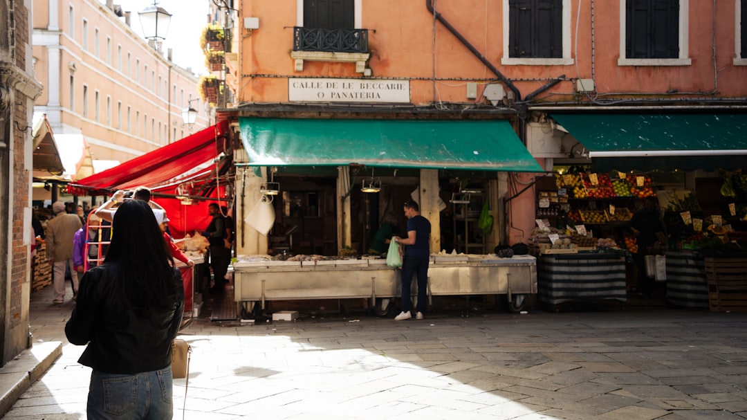 Explorer le Marché de Rialto : Une Icône de Venise - 306 | Secret World Trip Planner