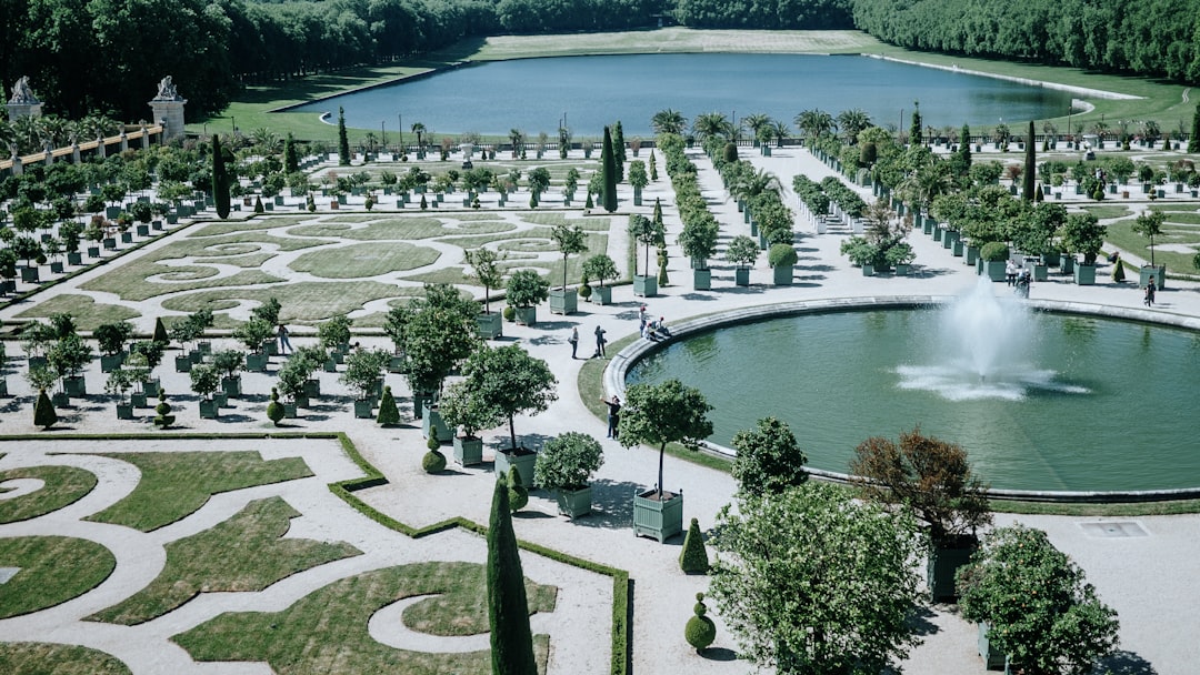 Jardines de la Realeza de Versalles: un Paraíso Verde - Place d'Armes | Secret World Trip Planner