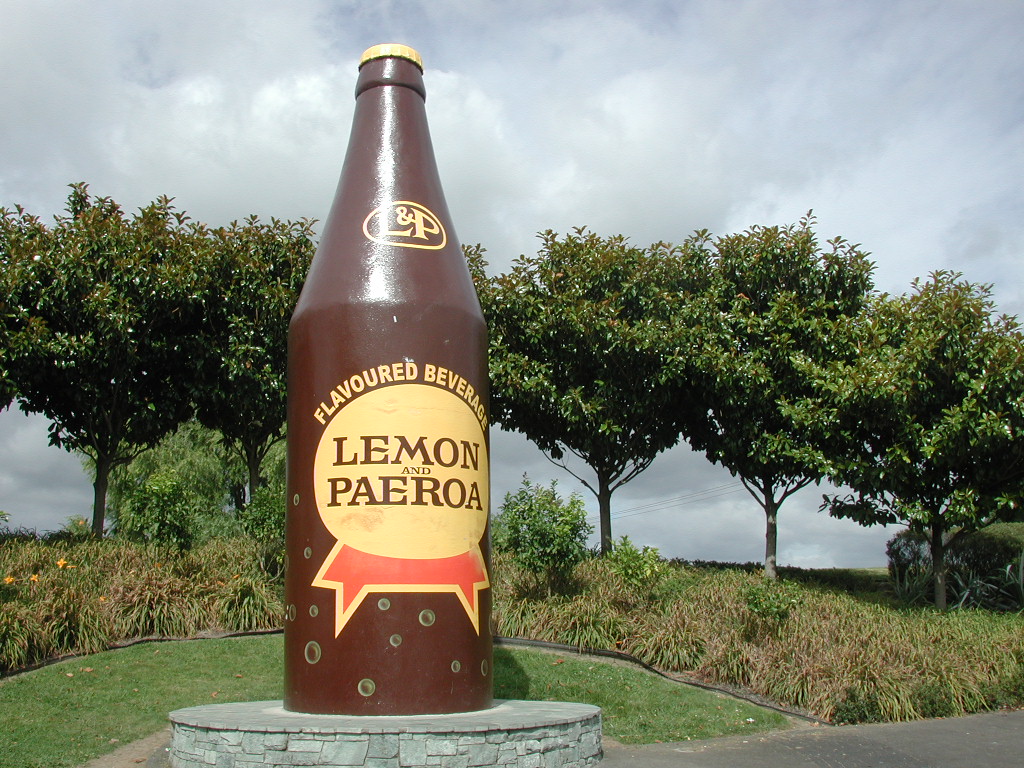 ニュージーランドのビッグレモン&ペイロアボトルを発見しよう - Paeroa | Secret World Trip Planner