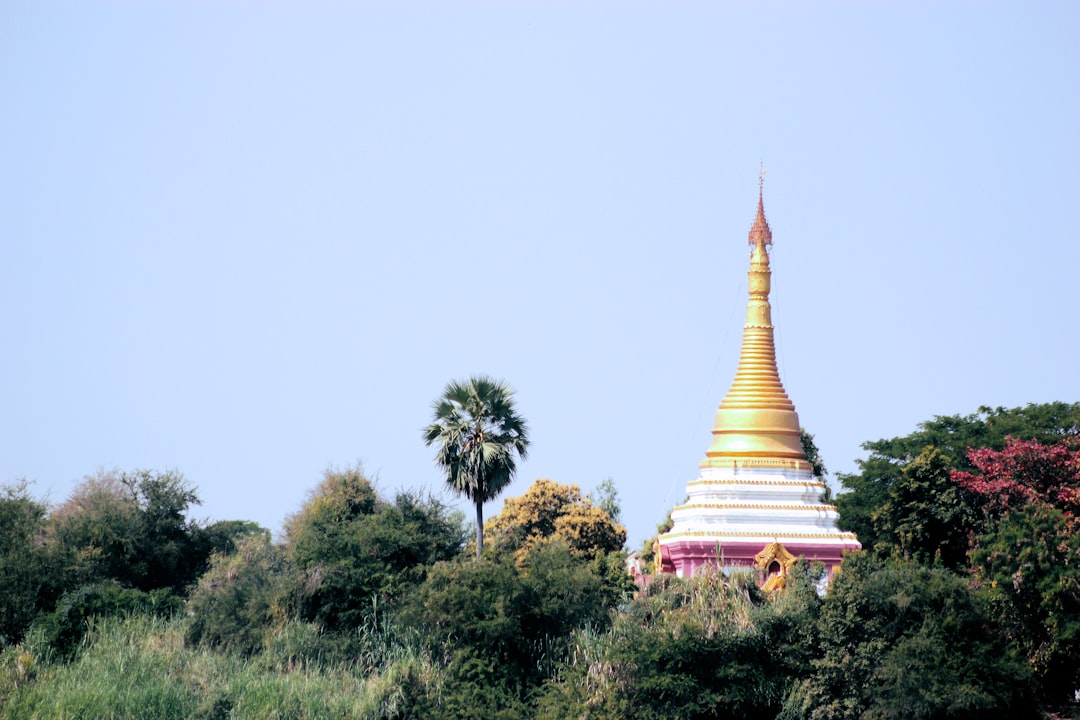 Descubre la Pagoda Kaunghmudaw: joya cultural de Myanmar - စစ်ကိုင်းမြို့ | Secret World Trip Planner
