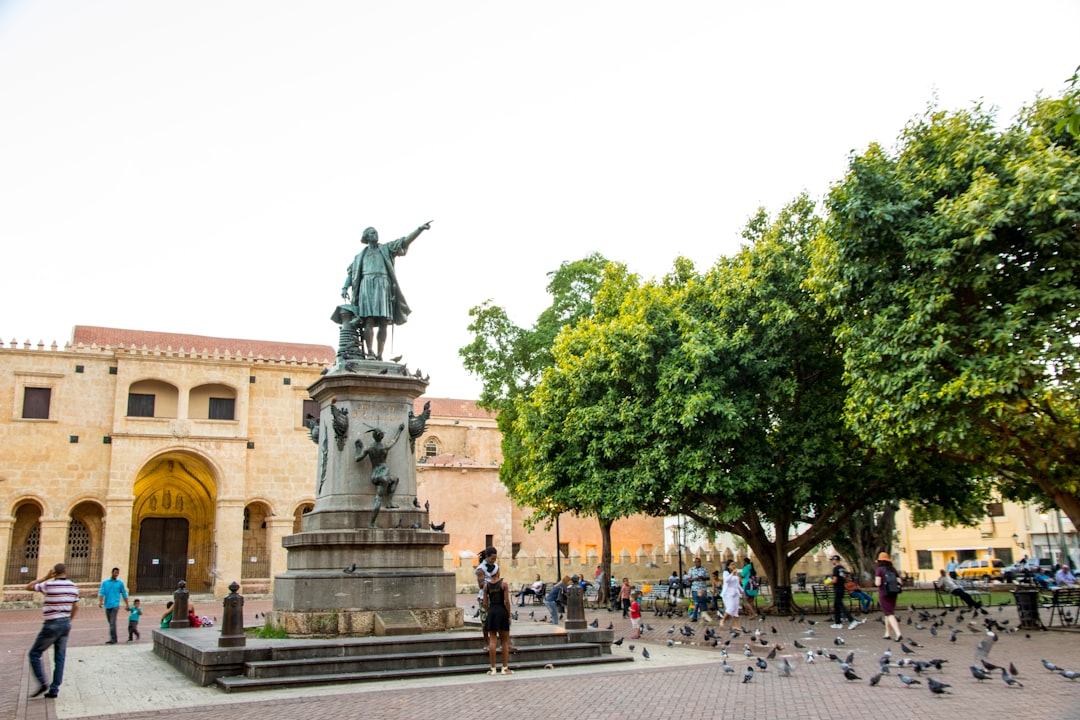 Entdecke die verborgenen Wunder des Columbus Parks - C. Isabel La Católica | Secret World Trip Planner
