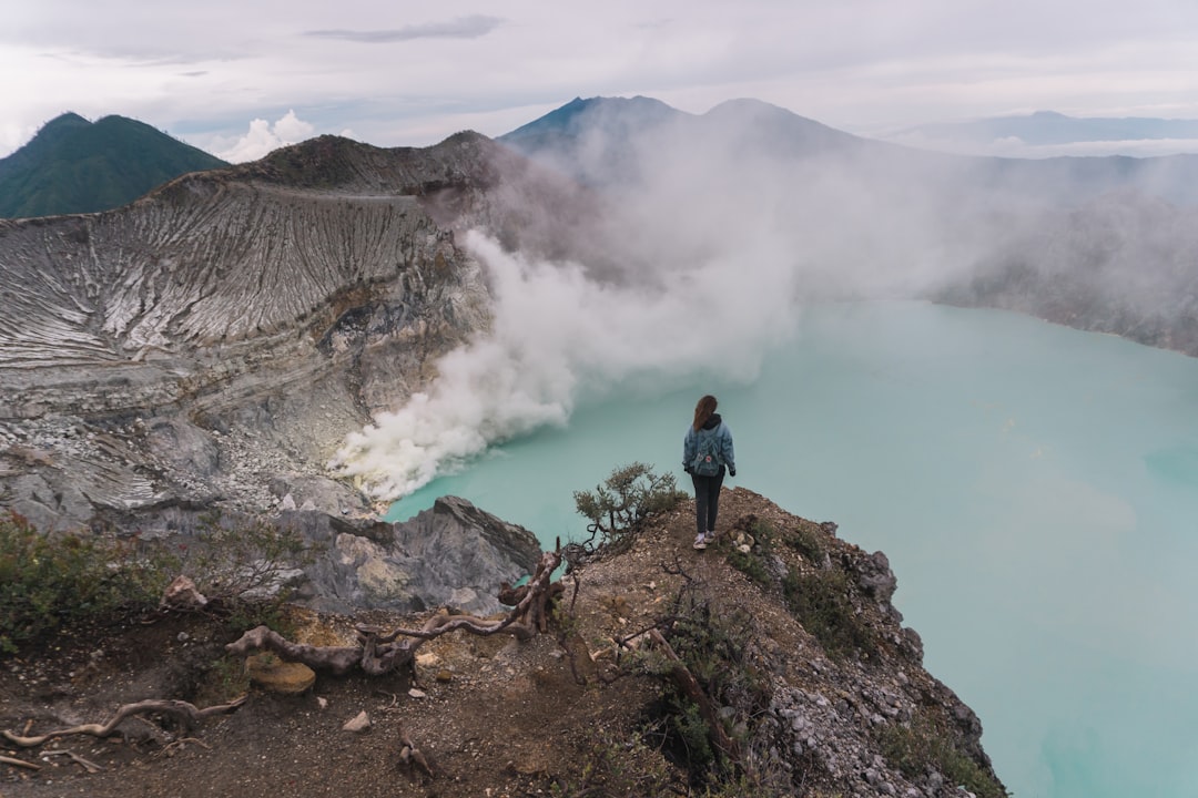伊真火山口:东爪哇的碧蓝酸湖 - Kabupaten Banyuwangi | Secret World Trip Planner