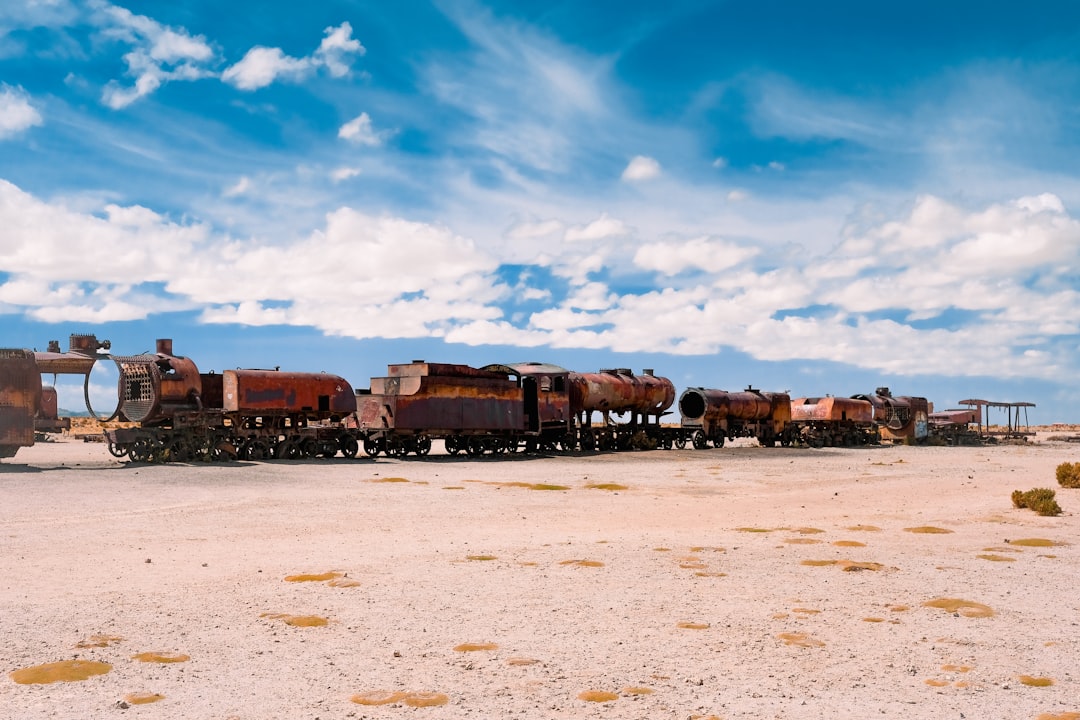 El Cementerio de Trenes de Uyuni: hierro y silencio - G596+9R2 | Secret World Trip Planner