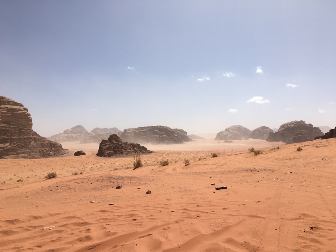 Wadi Rum: o deserto de pedra vermelha da Jordânia - Wadi Rum Village | Secret World Trip Planner