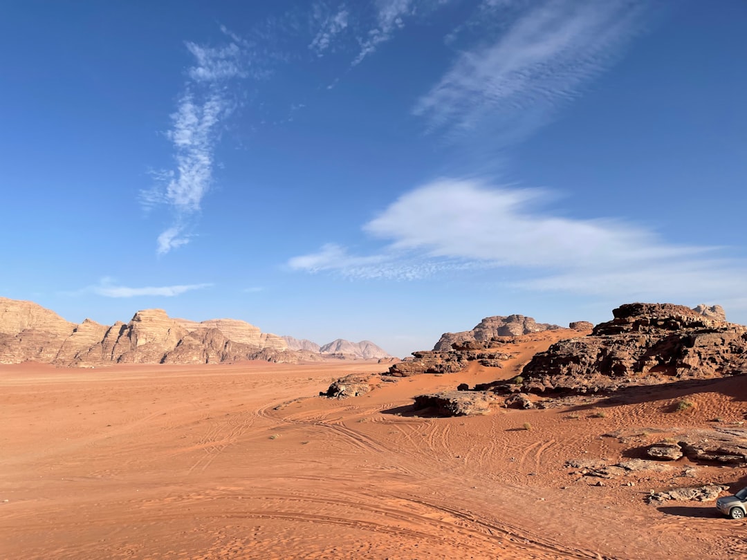 Wadi Rum: o deserto de pedra vermelha da Jordânia - Wadi Rum Village | Secret World Trip Planner