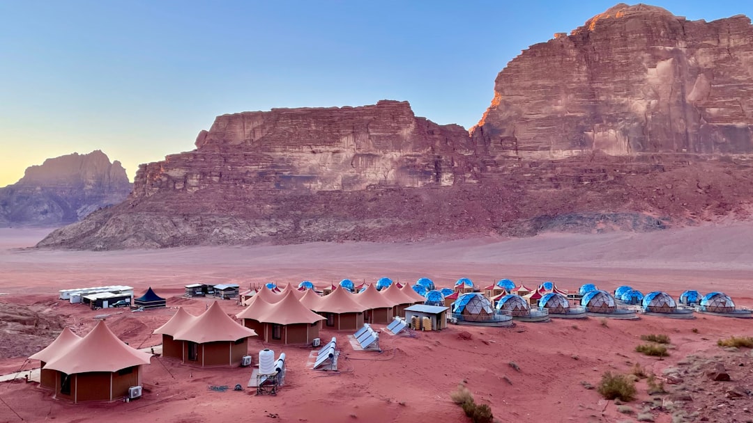 Wadi Rum: o deserto de pedra vermelha da Jordânia - Wadi Rum Village | Secret World Trip Planner