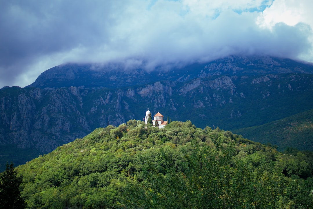 Влашская церковь: Культурное сокровище Черногории - Cetinje | Secret World Trip Planner