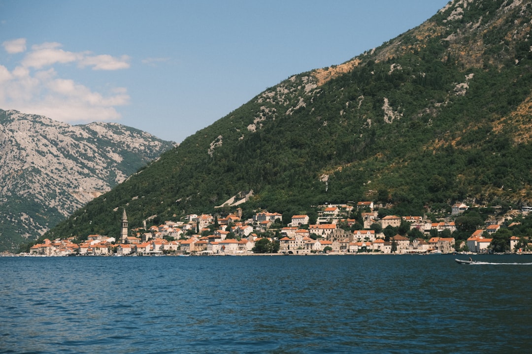 Entdecken Sie das Kloster Dovolja: Ein Juwel Montenegros - Kotlajići | Secret World Trip Planner