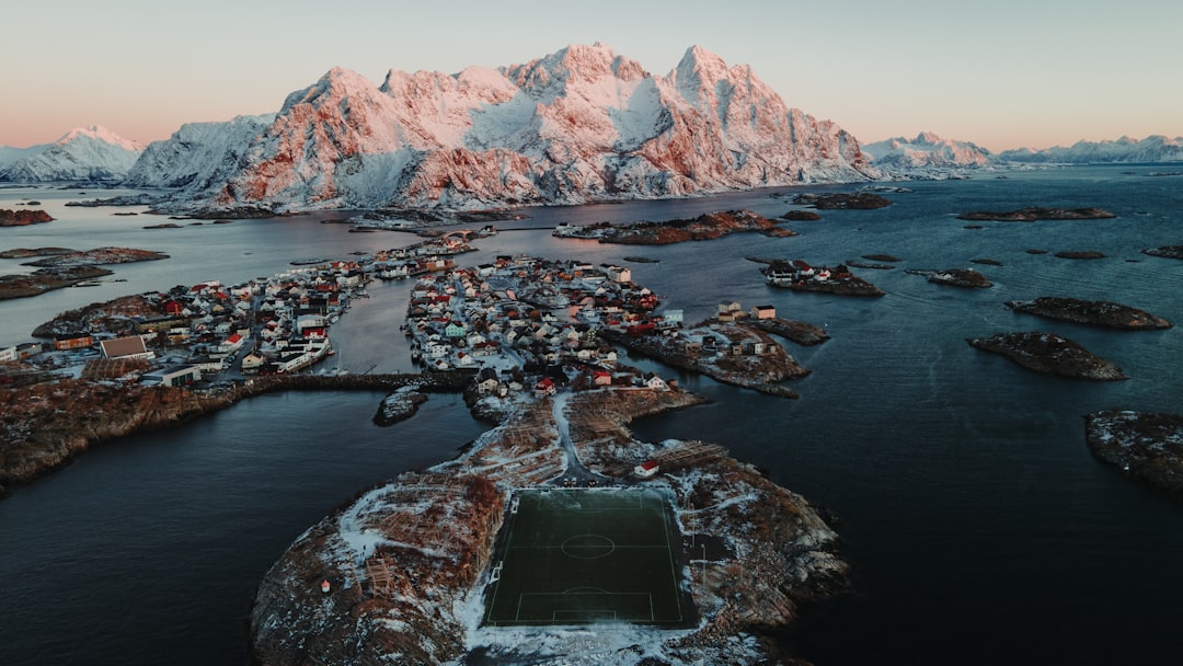 헨닝스베르: 로포텐의 오로라와 자연의 아름다움 - Henningsvaer | Secret World Trip Planner