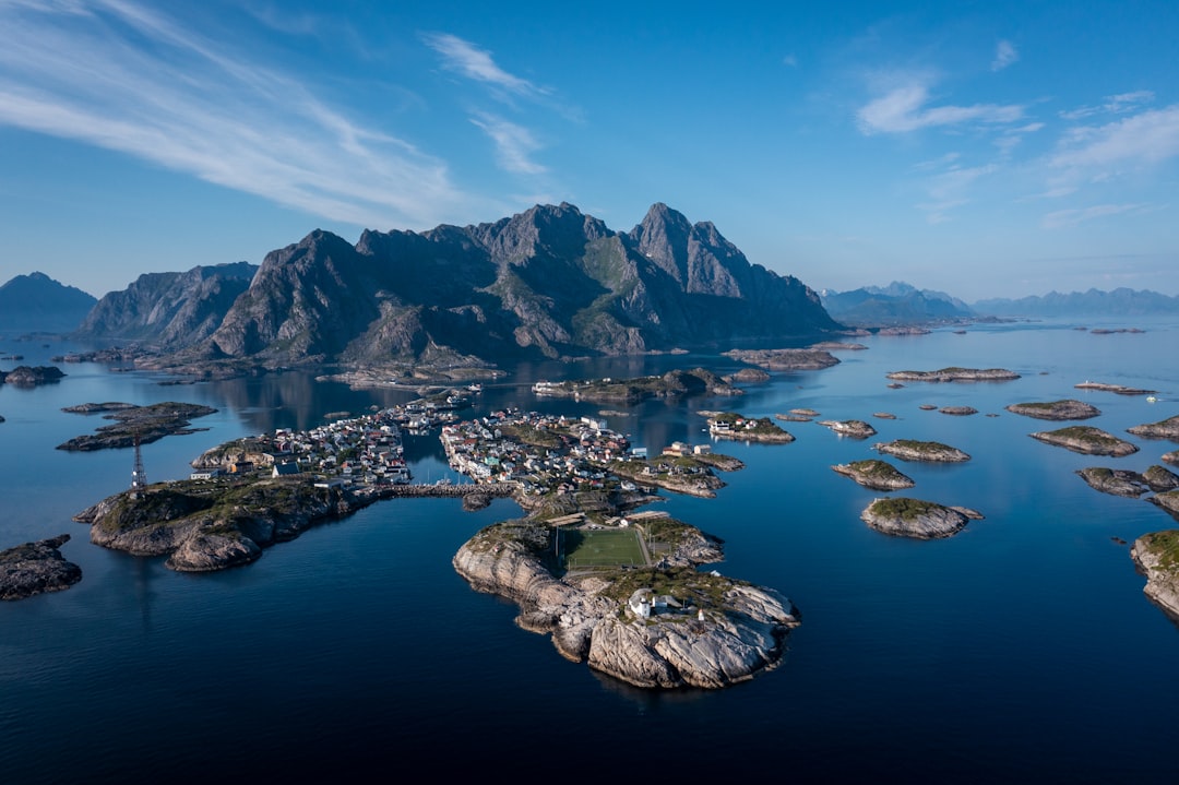 ヘンニングスヴァール:ロフォーテンのオーロラと自然 - Henningsvaer | Secret World Trip Planner