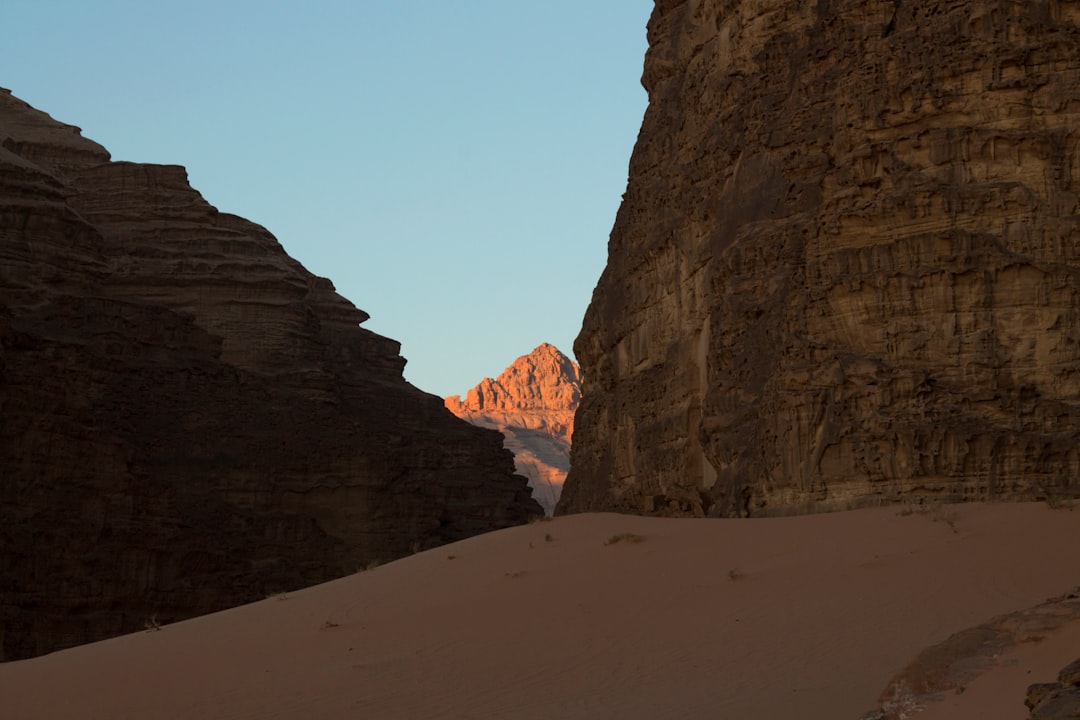 Khazali Canyon: iscrizioni nabatee nel deserto di Wadi Rum - GC9F+GP7 Area protetta Wadi Rum | Secret World Trip Planner