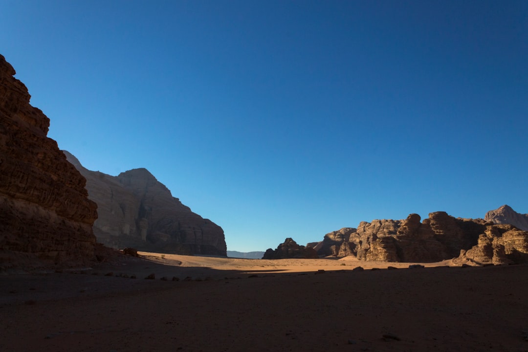 Khazali Canyon: iscrizioni nabatee nel deserto di Wadi Rum - GC9F+GP7 Area protetta Wadi Rum | Secret World Trip Planner