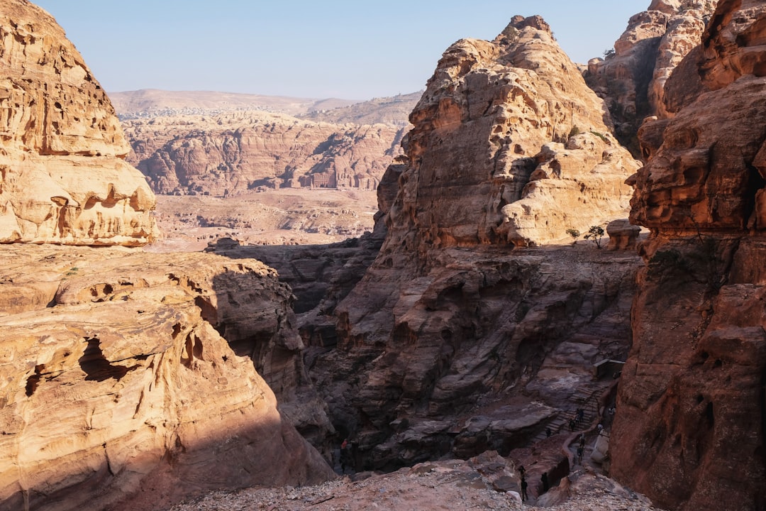 哈扎利峡谷:瓦迪拉姆沙漠中的纳巴泰铭文 - GC9F+GP7 Area protetta Wadi Rum | Secret World Trip Planner