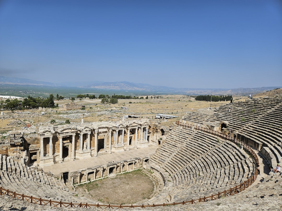 Teatro de Kourion: espetáculos à beira-mar em Chipre - MV7Q+P49 4620 | Secret World Trip Planner