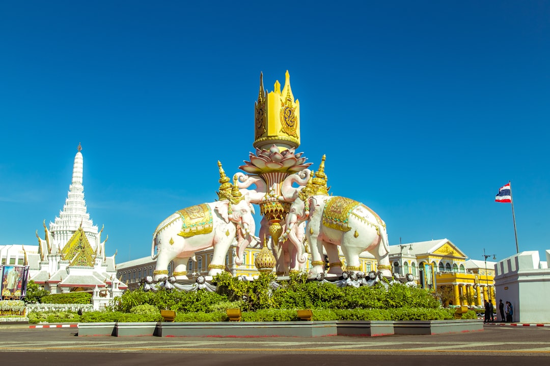 Entdecken Sie das Two Kings Monument in Thailand: ein Symbol der Kultur - Pathum Wan | Secret World Trip Planner