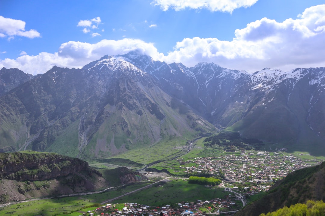 Kazbegi: Panoramablick auf den Kazbek und die Gergeti-Kirche - st. II turn | Secret World Trip Planner
