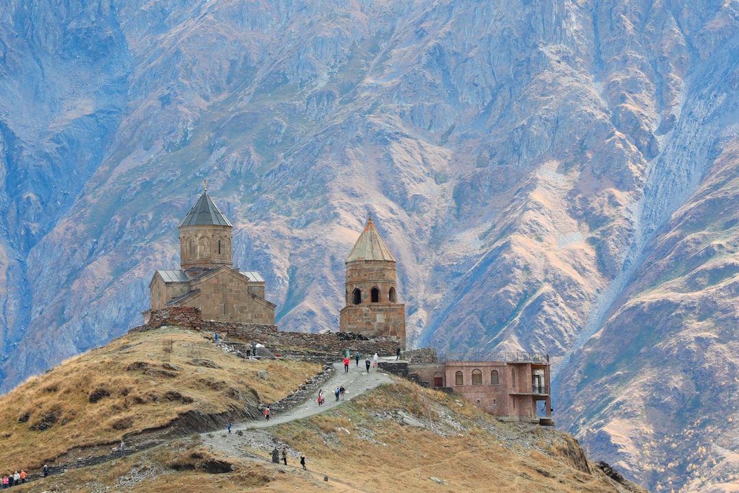 Kazbegi : panoramas sur le Mont Kazbek et l'église de Gergeti - st. II turn | Secret World Trip Planner