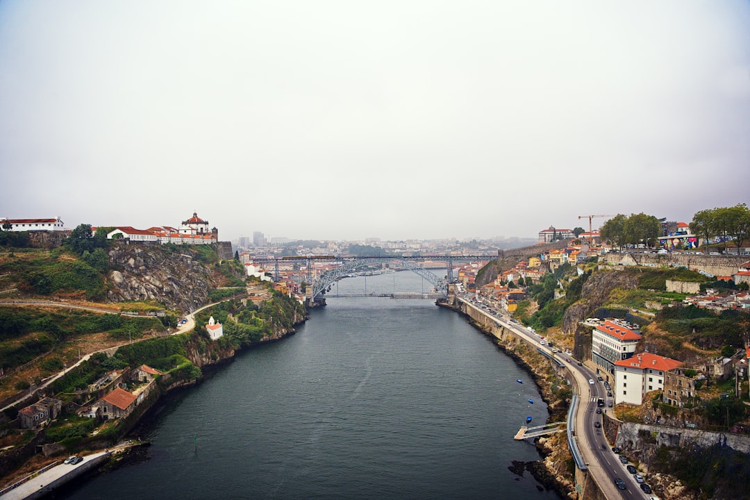 Descubra Simon Bolivar: História e Cultura em Portugal - Igreja | Secret World Trip Planner