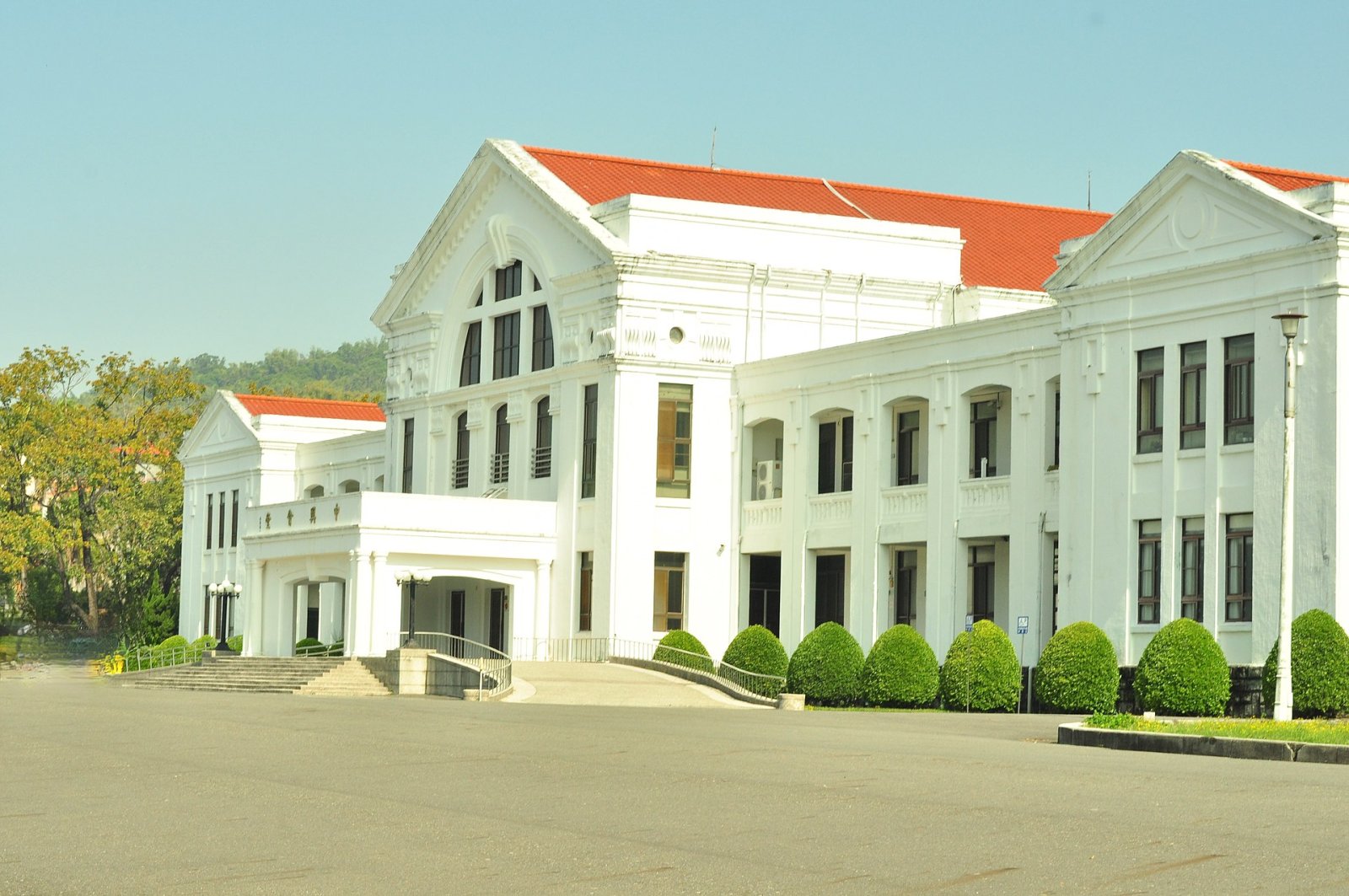 Scopri Zhongxing Hall: Un gioiello storico di Taiwan - Guangrong Village | Secret World Trip Planner