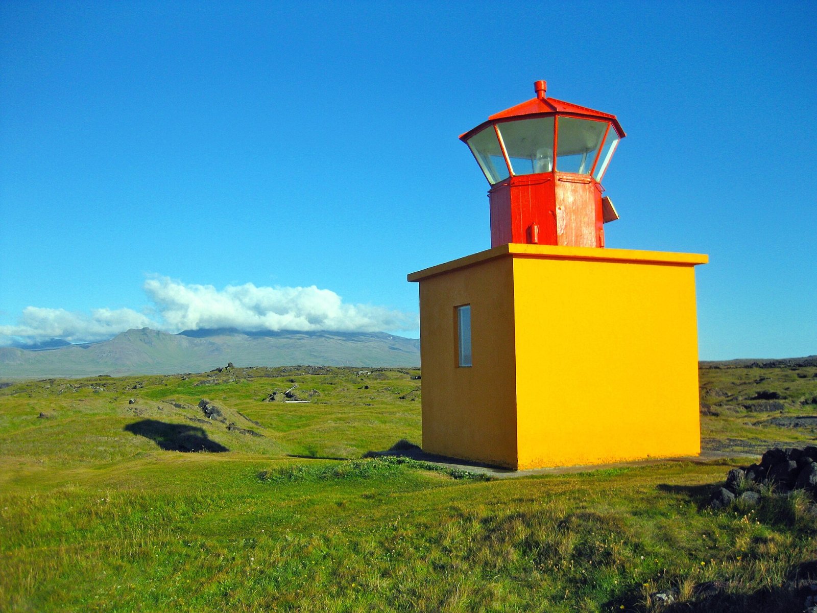 Scopri Kirkjuhóll: Il Faro Incantevole dell'Islanda - Staðarstaður | Secret World Trip Planner