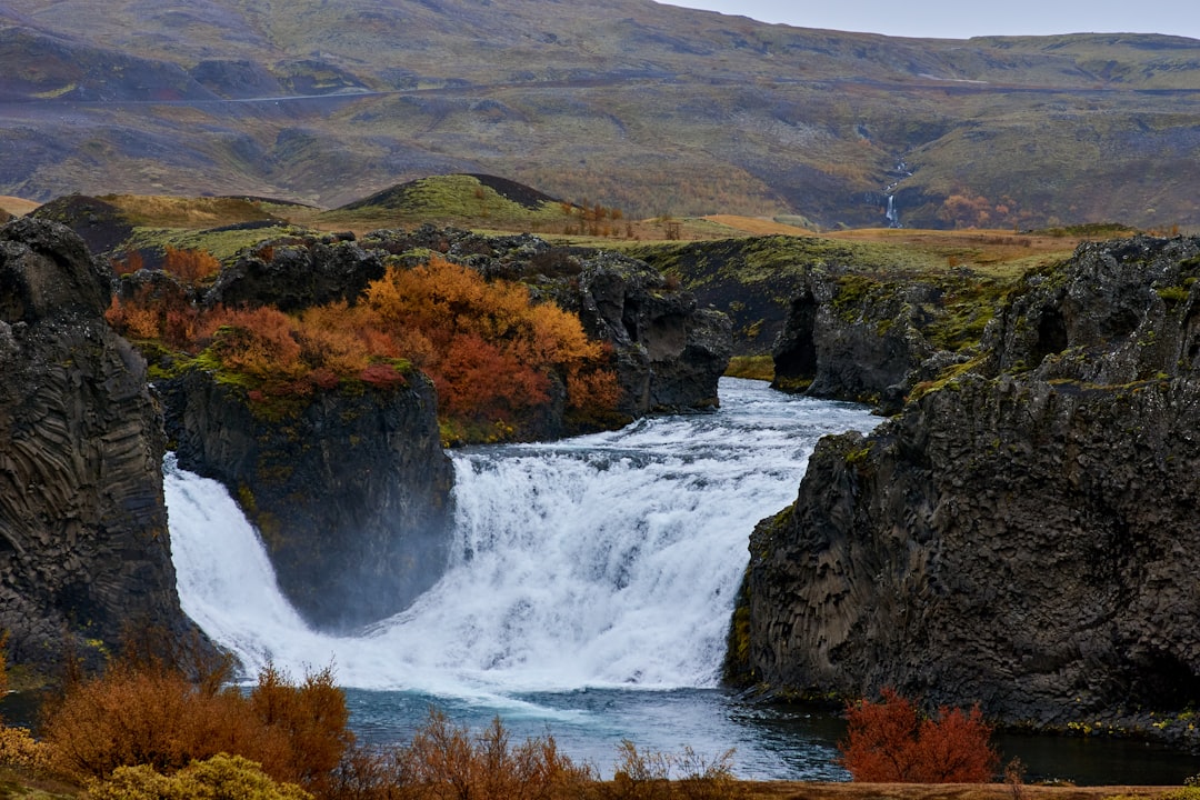 Scopri la Magia di Ófærufoss: La Cascata Islandese da Non Perdere | Secret World Trip Planner