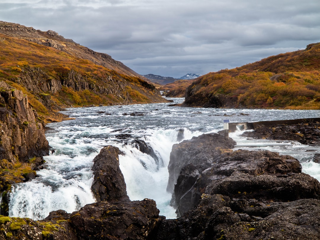 Entdecken Sie die Magie von Ófærufoss: Der Unverzichtbare Isländische Wasserfall | Secret World Trip Planner