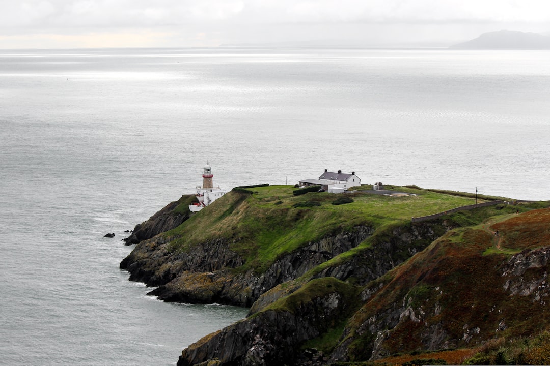 Entdecken Sie den Leuchtturm von Inisheer: Ein Juwel Irlands — Baile An Tsleibhe