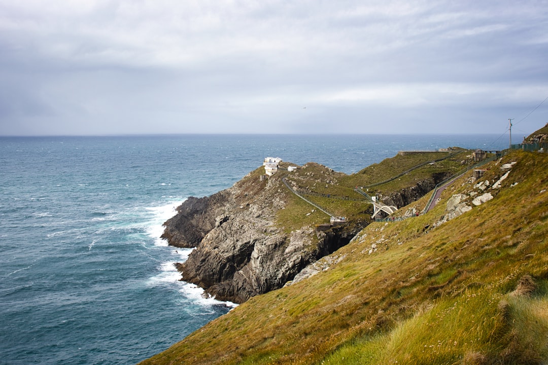 Mizen Head Lighthouse: Un Faro nel Cuore dell'Irlanda - Comeenavrick | Secret World Trip Planner