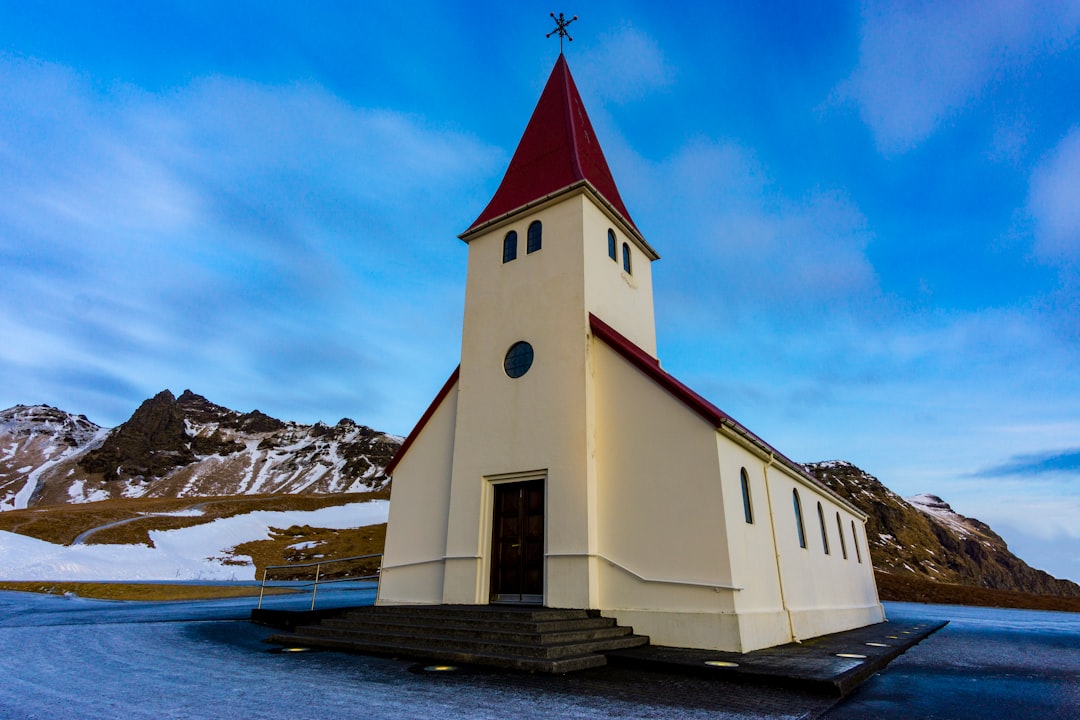 Откройте магию церкви Вика в Исландии - Vík | Secret World Trip Planner