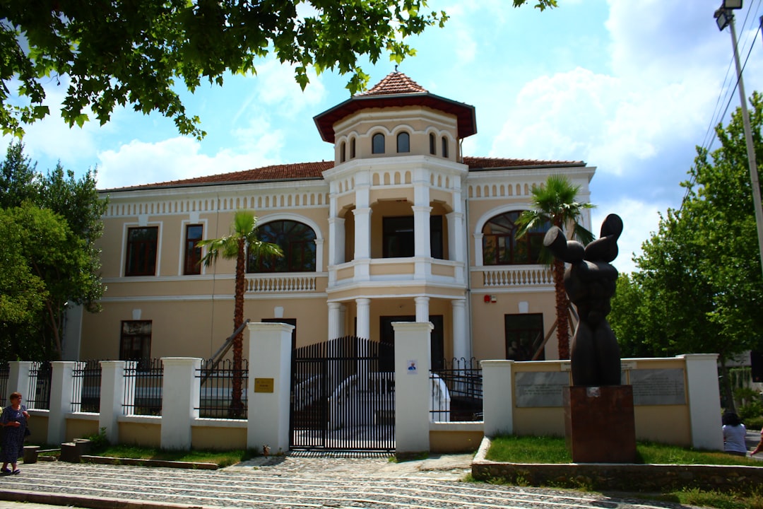 Descubra a Contemporary Art Gallery na Albânia: Uma Viagem pela Arte Moderna - Shkodër | Secret World Trip Planner