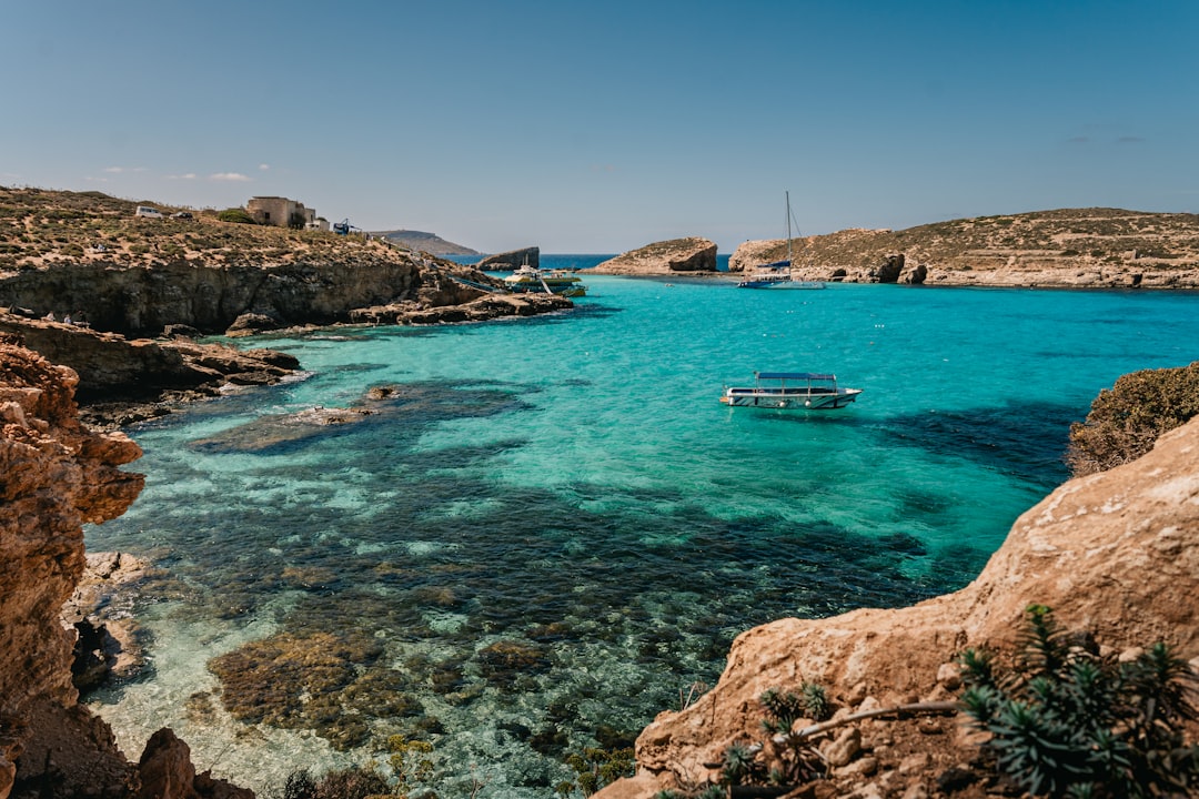 コミーノ：青いラグーンの車のない島 - Comino | Secret World Trip Planner