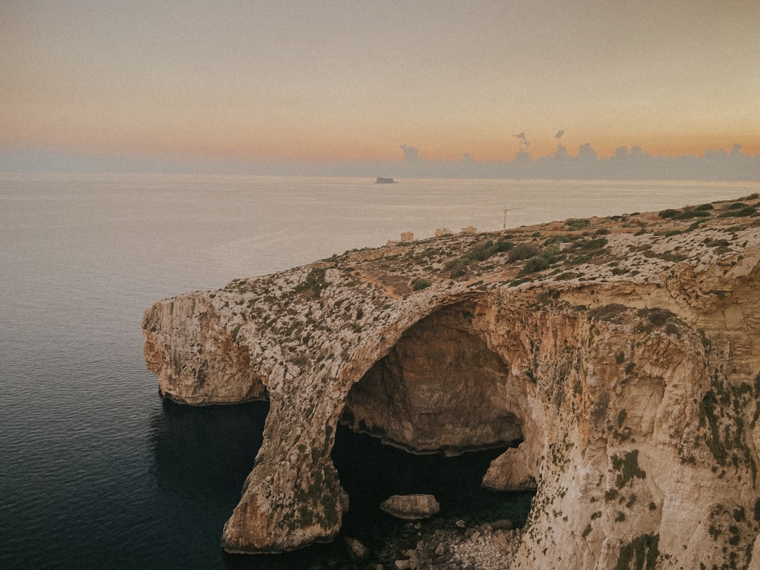 Découvrez la magie de la Blue Grotto à Malte - RF93+XP3 | Secret World Trip Planner