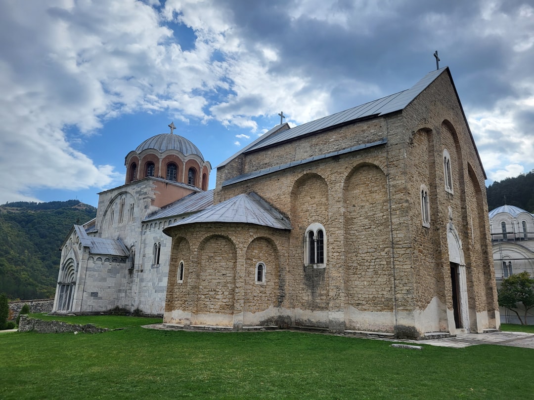 Découvrez l'Église Orthodoxe de Saint Georges au Monténégro - Gusinje | Secret World Trip Planner