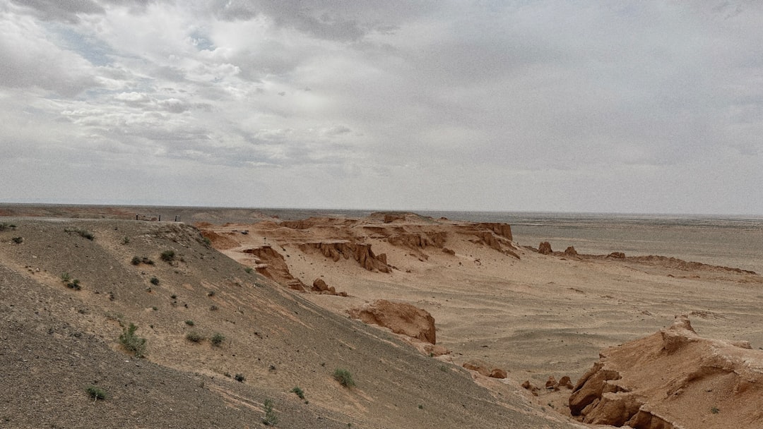 Falésias Flamejantes: as rochas vermelhas do Gobi - 4PRC+X6G | Secret World Trip Planner