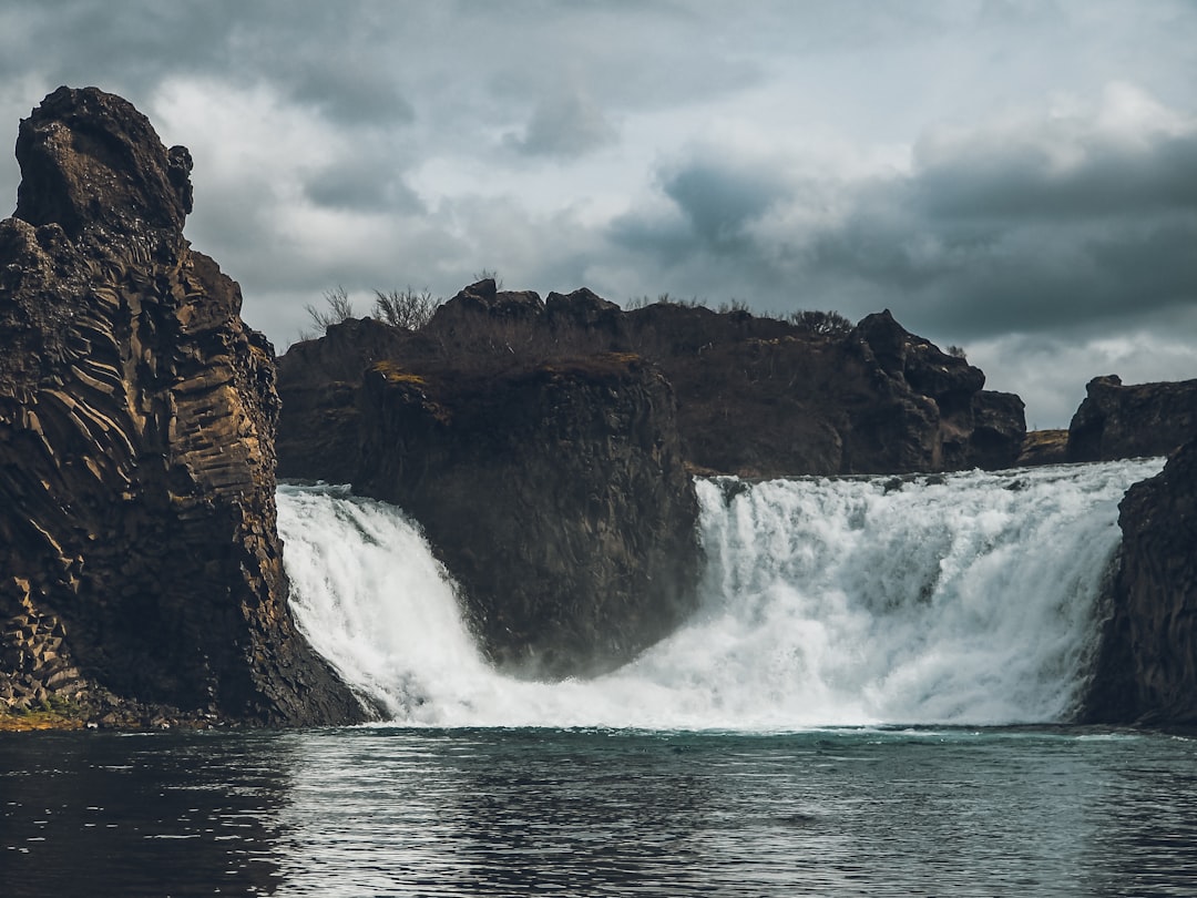 Hjálparfoss : les chutes jumelles en basalte - Hjálparvegur 3361 | Secret World Trip Planner
