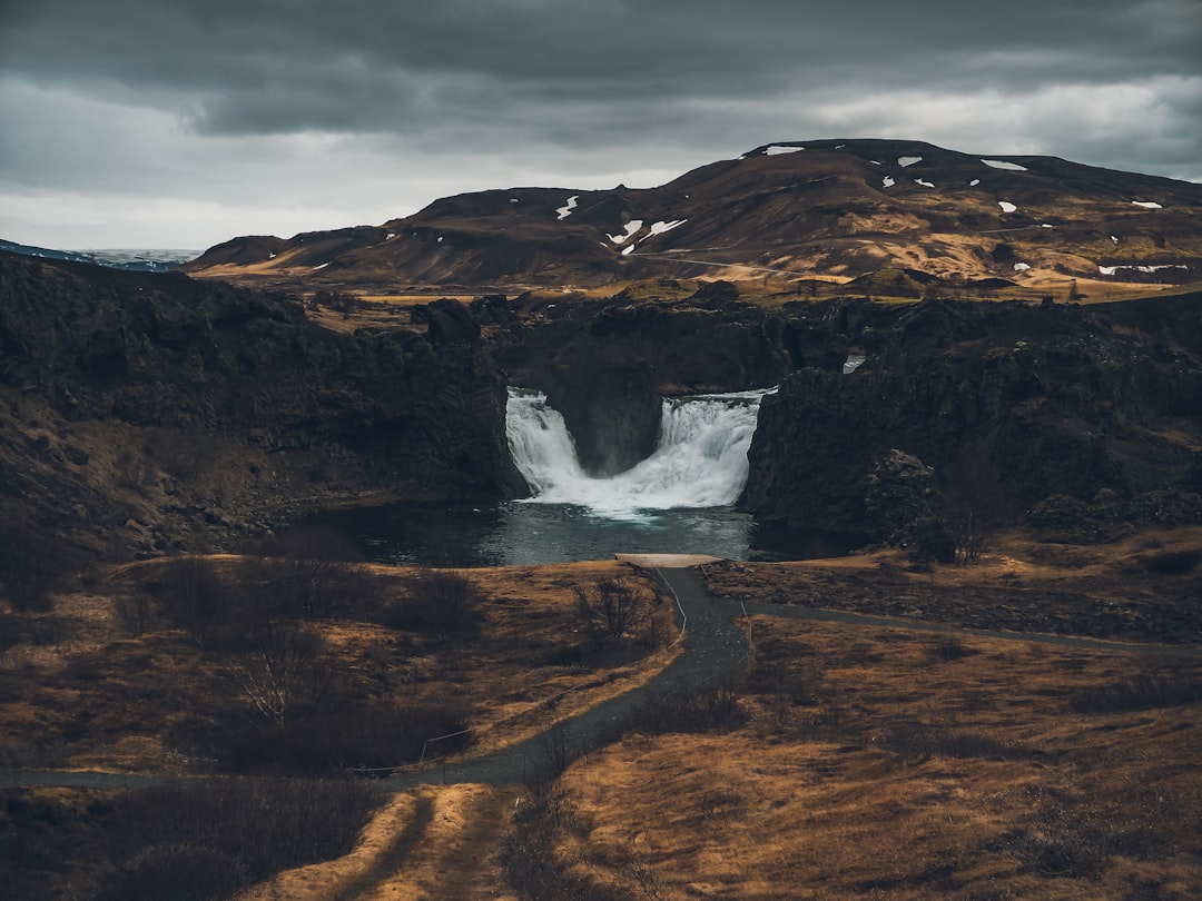 Hjálparfoss: as cachoeiras gêmeas de basalto — Hjálparvegur 3361