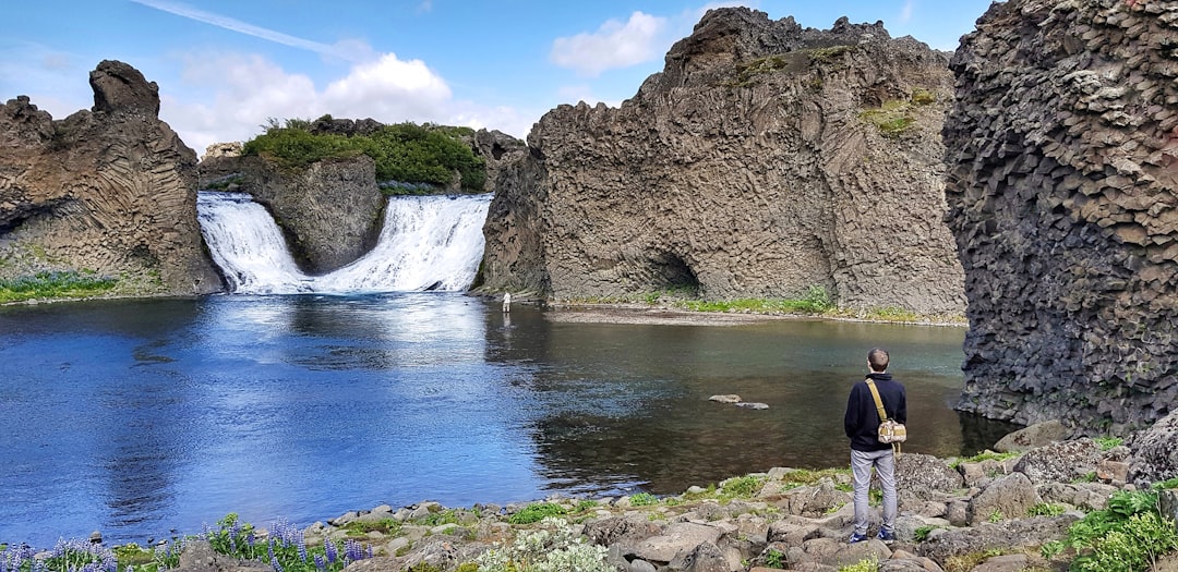 ヒャルパルフォス:バサルトの円形劇場の双子の滝 - Hjálparvegur 3361 | Secret World Trip Planner