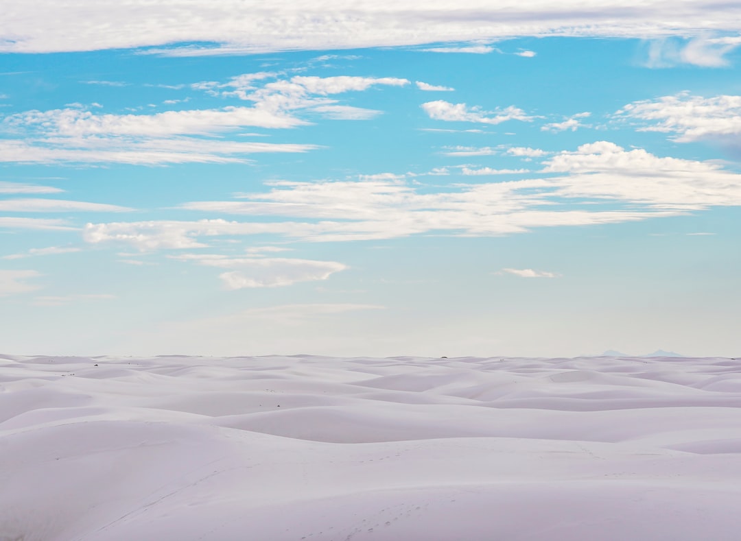 하얀 사막: 파라프라의 하얀 바위 사이의 길 - Al Wadi Al Gadid Desert | Secret World Trip Planner