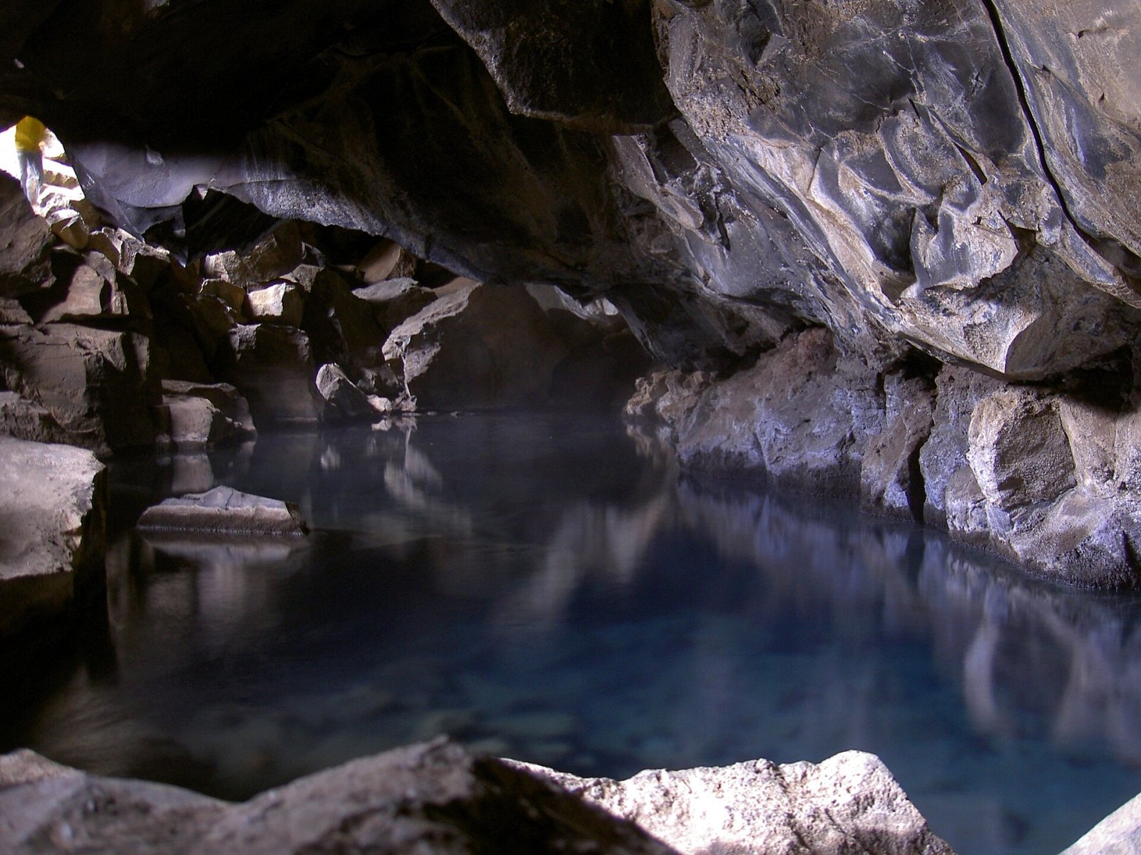 Descubra Grjótagjá: a maravilhosa caverna da Islândia - Road 860 | Secret World Trip Planner