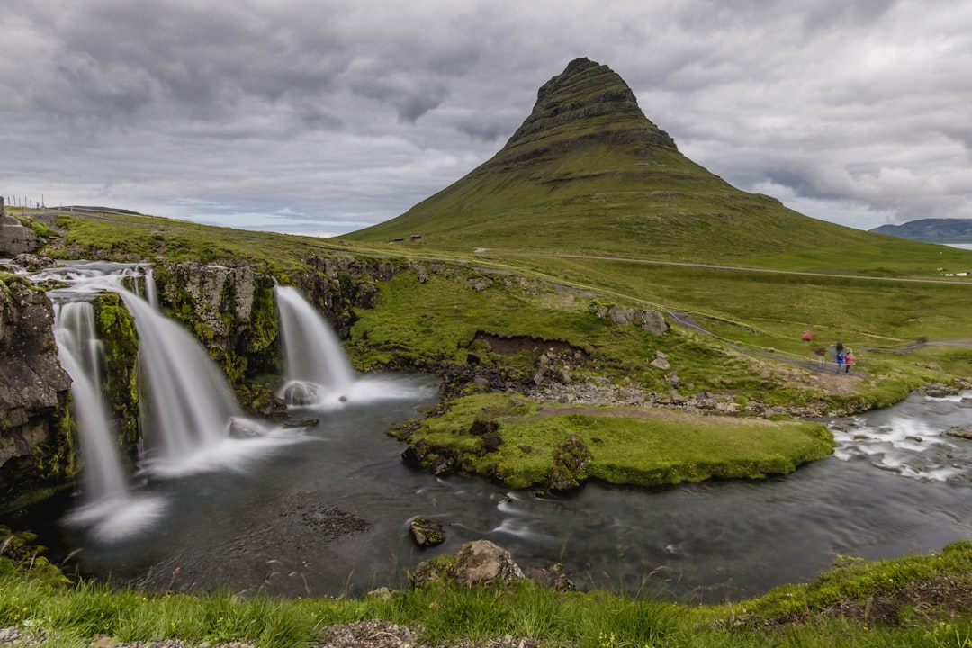 Kirkjufell: 아이슬란드의 상징적인 산 - Grundarfjörður | Secret World Trip Planner