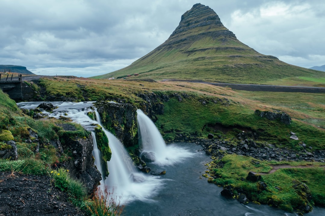 Kirkjufell: アイスランドのアイコニックな山 - Grundarfjörður | Secret World Trip Planner