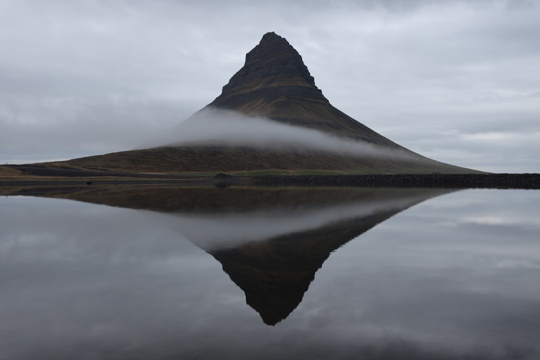 Kirkjufell: アイスランドのアイコニックな山 - Grundarfjörður | Secret World Trip Planner