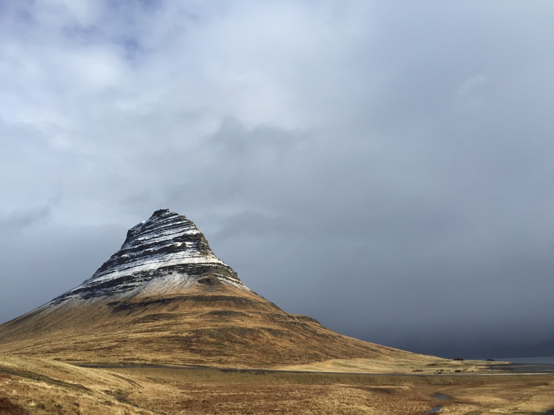 Kirkjufell:冰岛的标志性山峰 - Grundarfjörður | Secret World Trip Planner