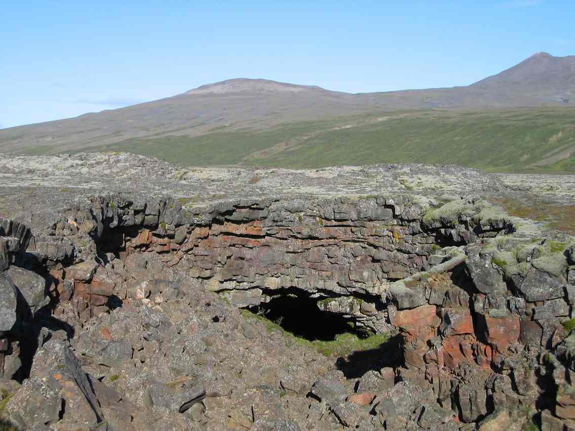 Explorando Víðgelmir: A Majestosa Caverna de Lava da Islândia - Húsafell | Secret World Trip Planner