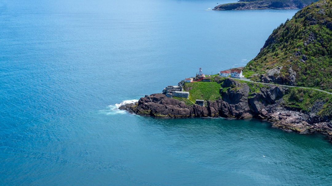 Phare de Strumble Head : entre dauphins et falaises - Pencaer | Secret World Trip Planner